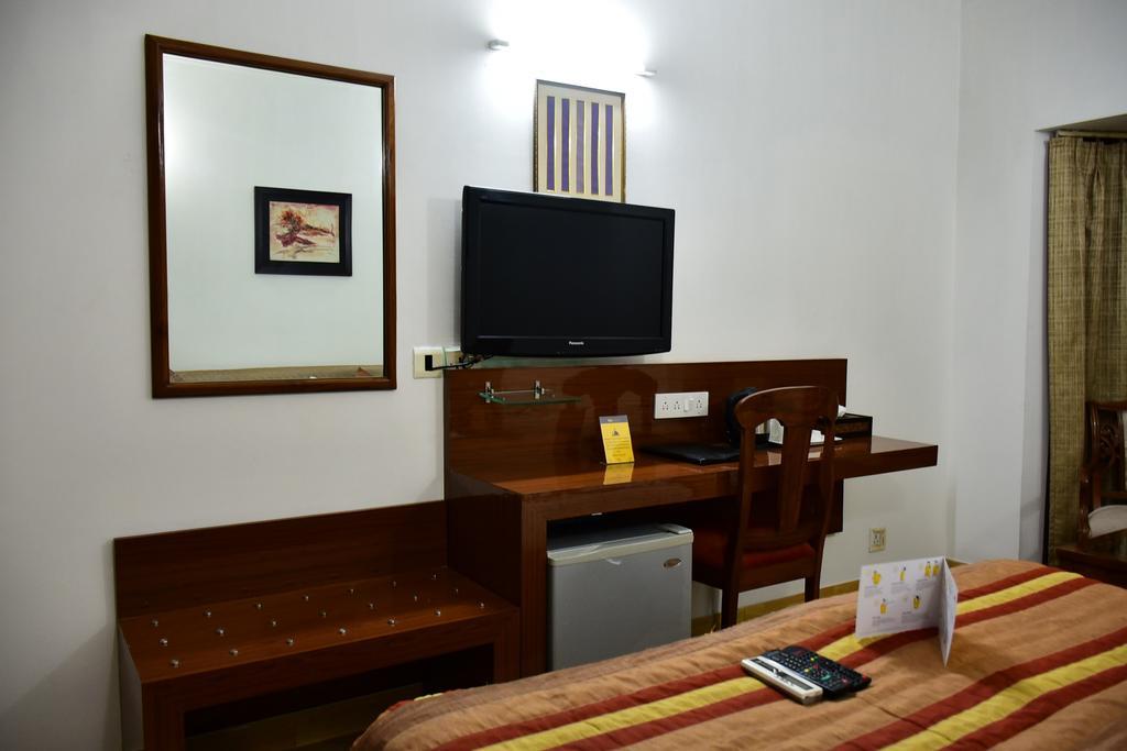 Hotel Windsor Castle Cyber City Gurgaon Exteriör bild