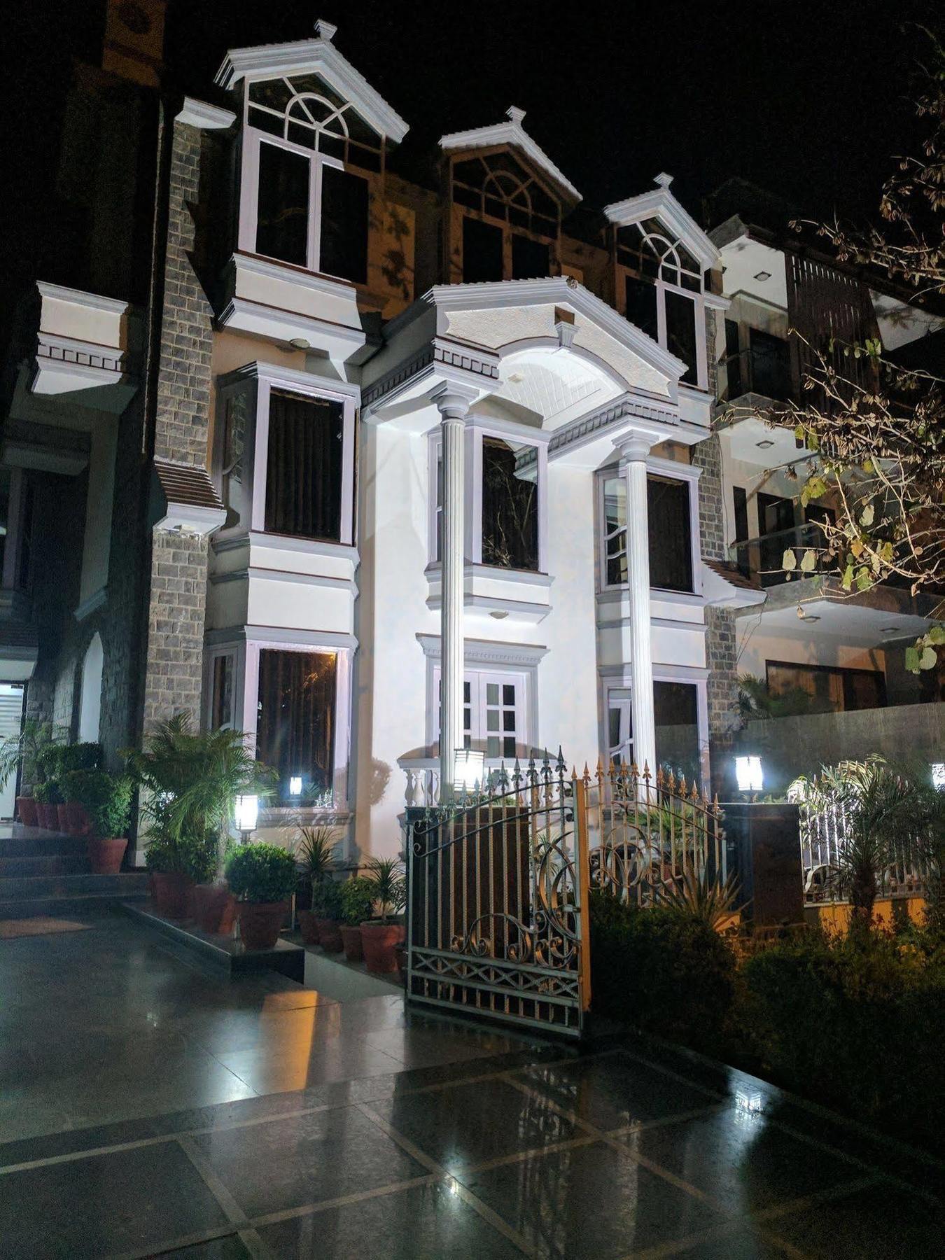 Hotel Windsor Castle Cyber City Gurgaon Exteriör bild