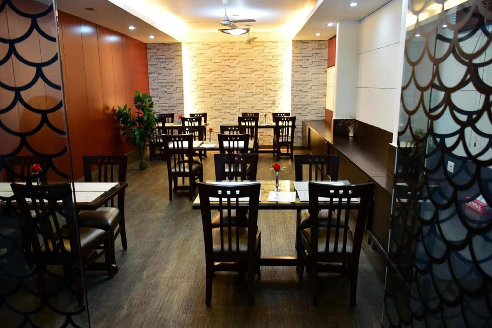 Hotel Windsor Castle Cyber City Gurgaon Exteriör bild