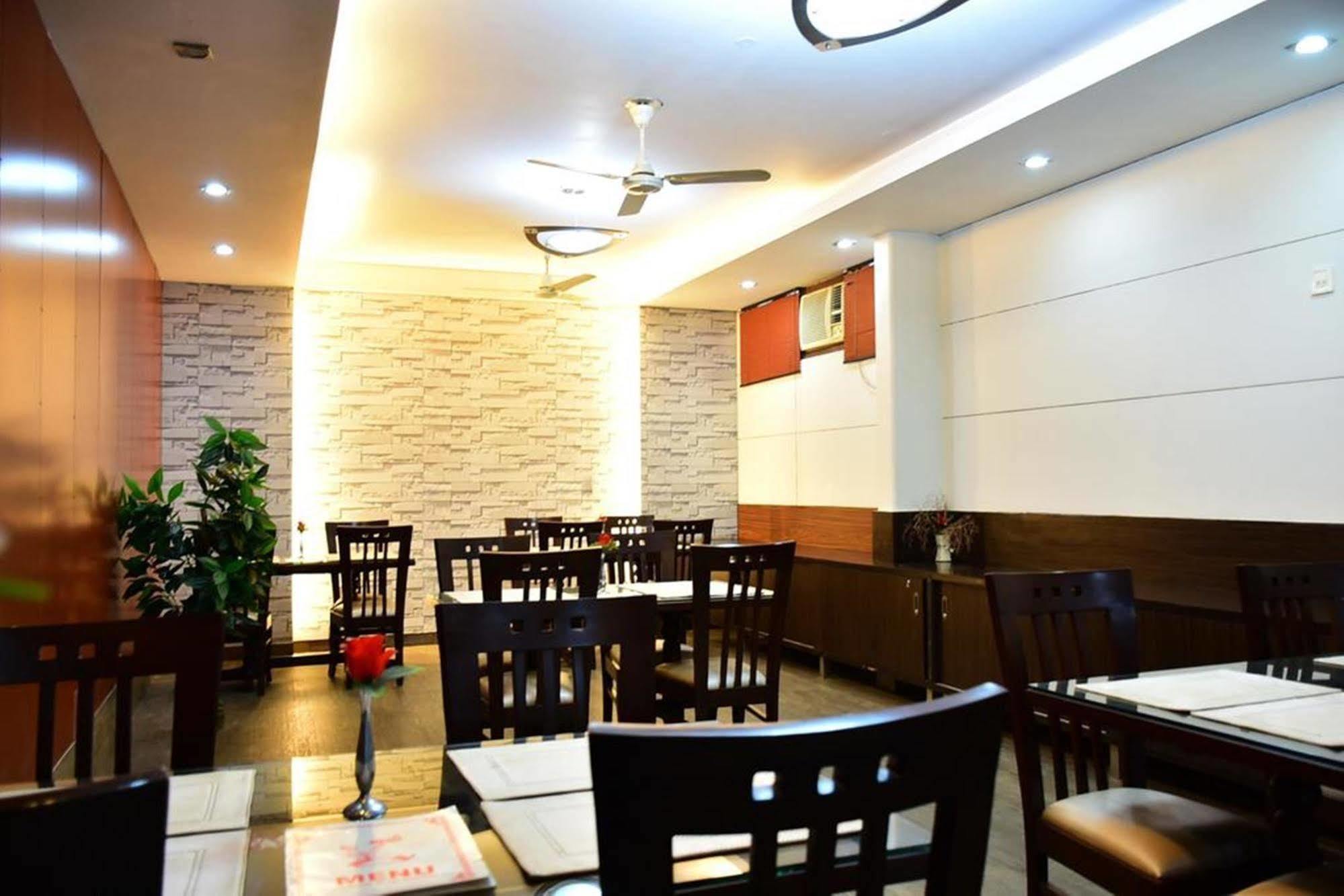 Hotel Windsor Castle Cyber City Gurgaon Exteriör bild