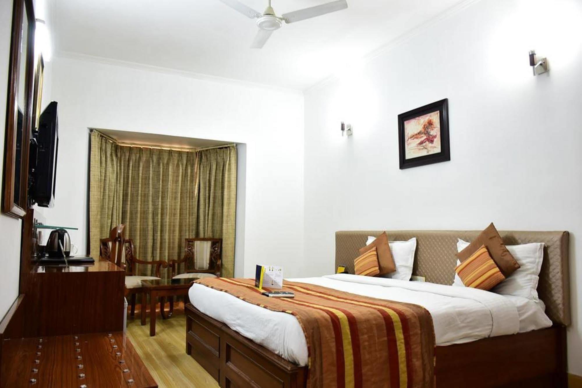 Hotel Windsor Castle Cyber City Gurgaon Exteriör bild
