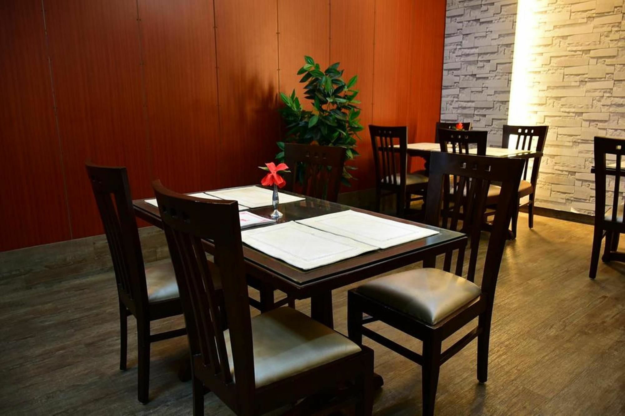 Hotel Windsor Castle Cyber City Gurgaon Exteriör bild